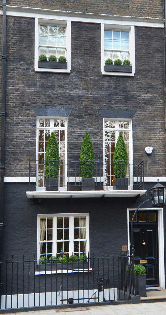 636 fake landscapes teardrop and ball topiary frontage mayfair (2)